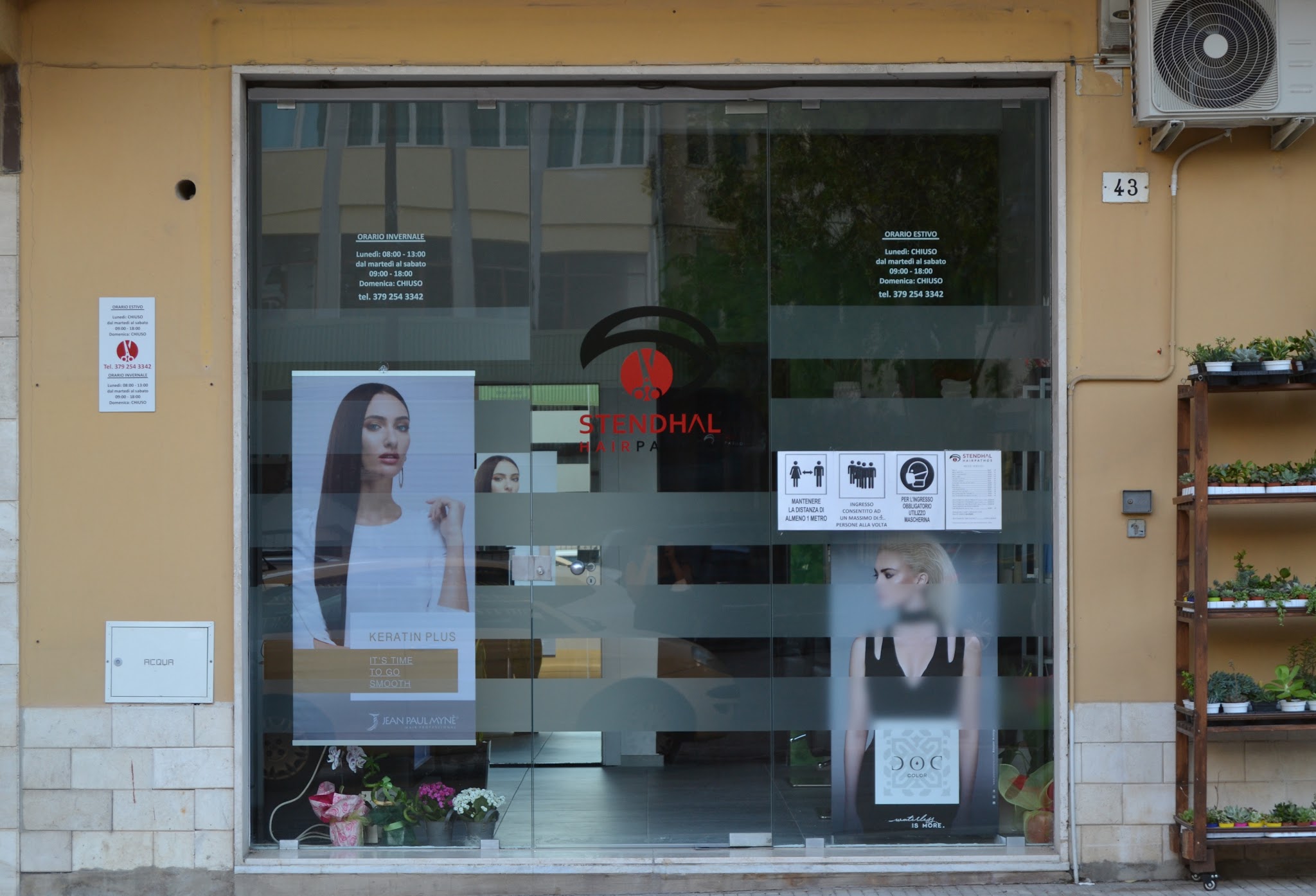 Ingresso di Stendhal Hairpathos in Via Alcide De Gasperi 43