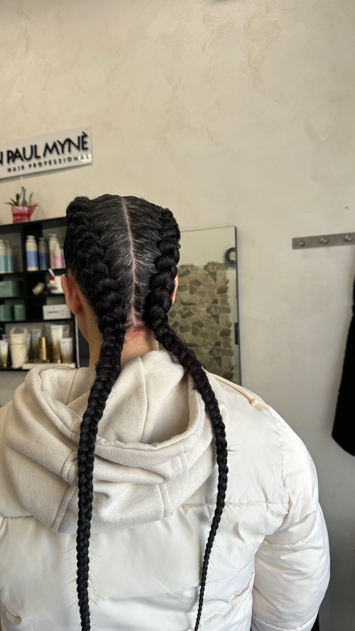 Acconciatura con due trecce realizzata in salone